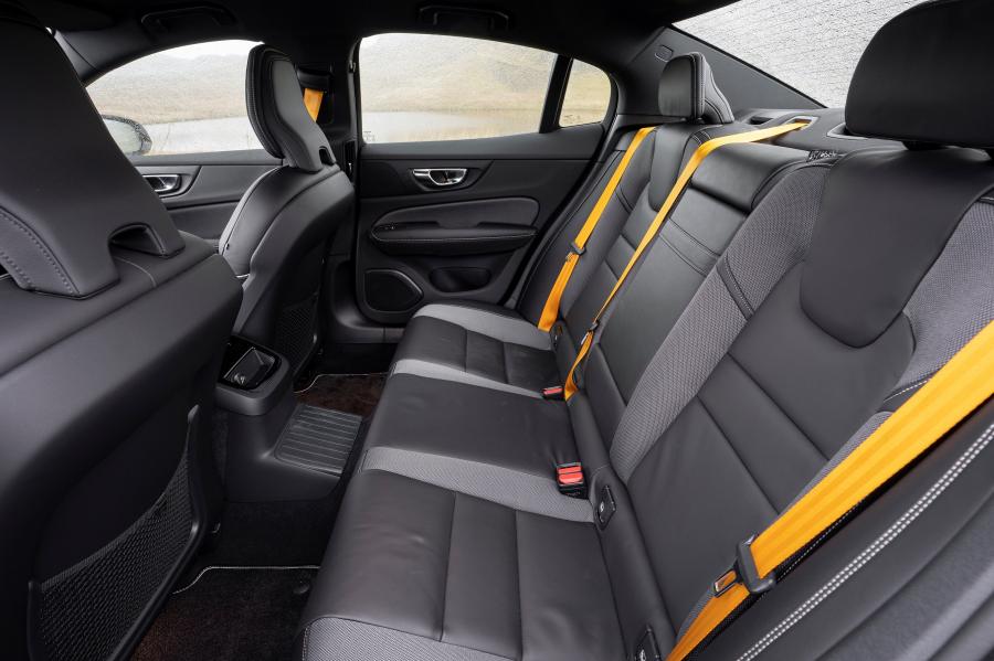 Интерьер Volvo S60 T8 Polestar Engineered 2019 года  (UK) (фото 5 из 40)